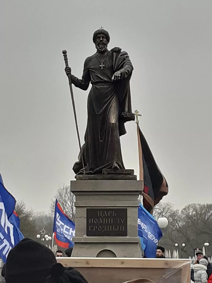 Памятник иоанну грозному в александрове. Памятник грозному. Памятник грозному. Памятник ивану грозному в александрове. Памятник ивану грозному.