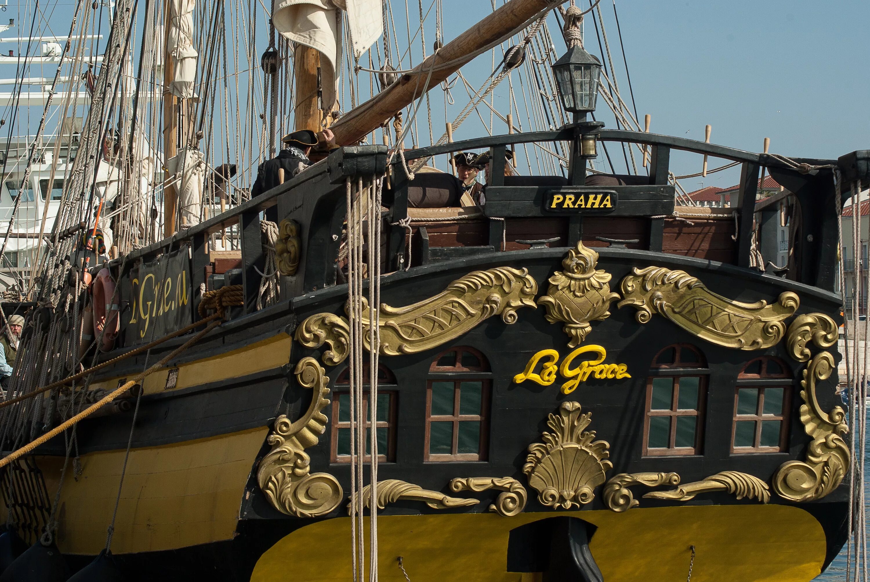 Парусник корма. Фрегат тринкомали. Корма парусного корабля. Корма пиратского корабля. Корабль hms bounty.