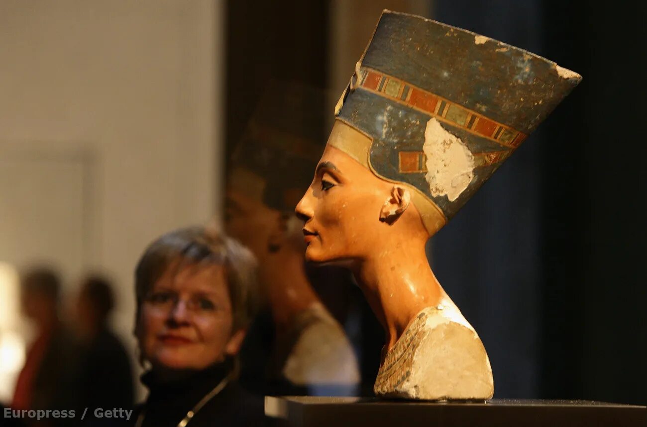 Голова нефертити в каирском музее. Нефертити царица египта скульптура. Нефертити анфас. Бюст нефертити берлинский музей. 3 бюста нефертити.