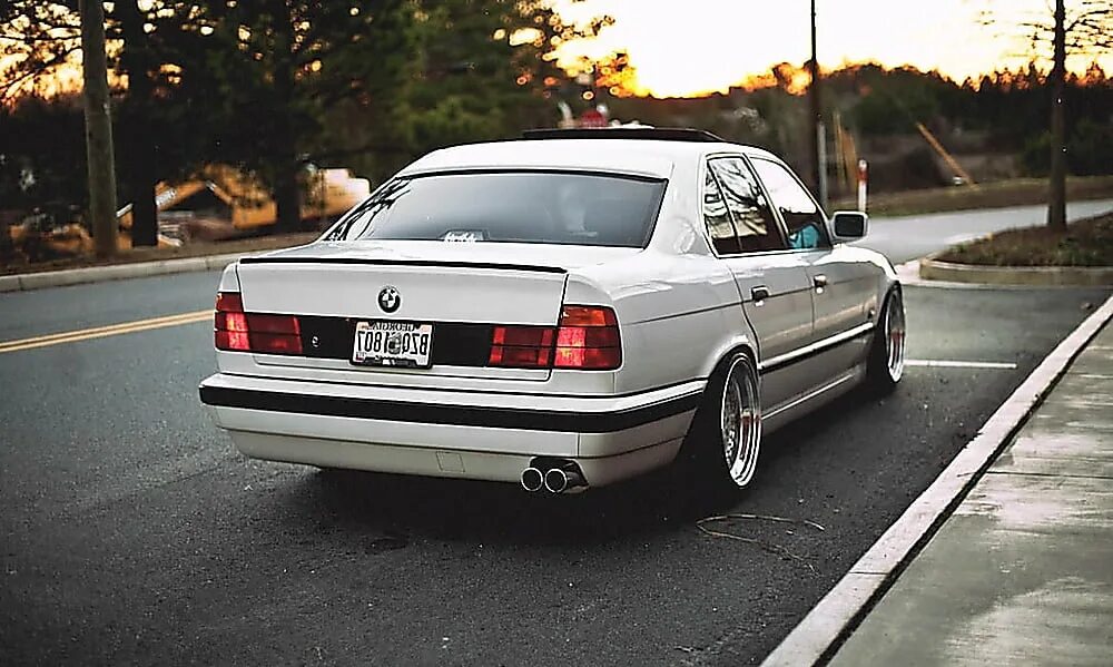 Е34 белая. BMW e34 525i. BMW 525 e34. БМВ e34 белая. BMW e34 stance.