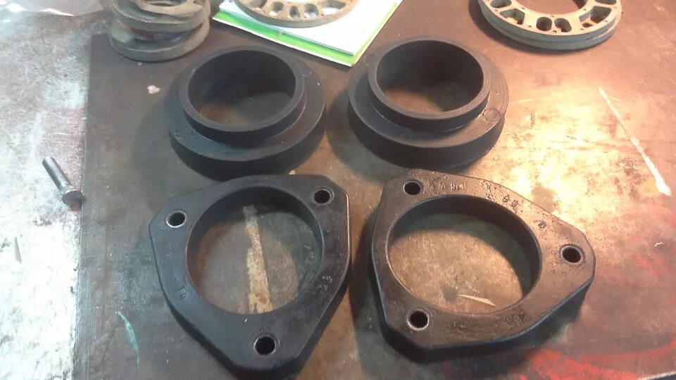 Проставки rav4 2015. Проставки тойота рав 4 2003. Проставки тойота рав4 1 поколение. Лифт подвески тойота рав 4 2 поколения. Проставки на рав 4.