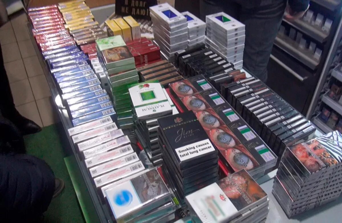 Можно ли торговать сигаретами. Табачная продукция. Сигареты на рынке. Магазин сигарет. Выкладка сигарет в магазине.