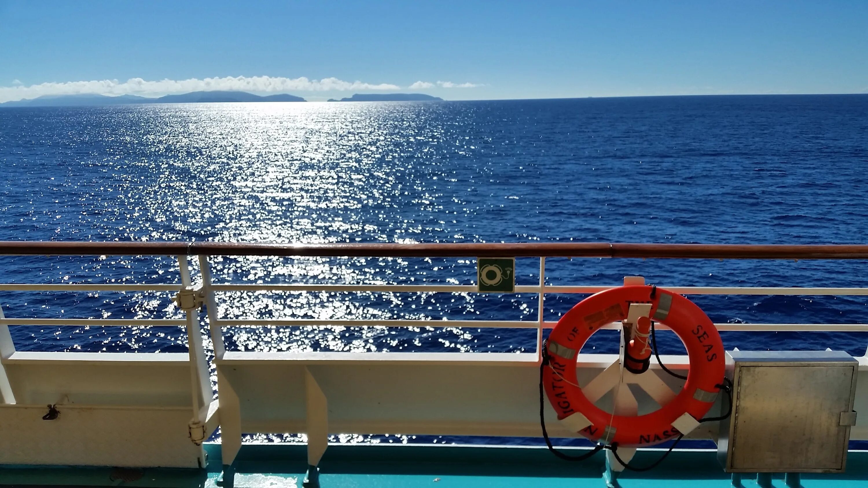 Палуба на корме. Борт корабля. Палуба корабля. Вид с палубы корабля на море. Перила корабля.