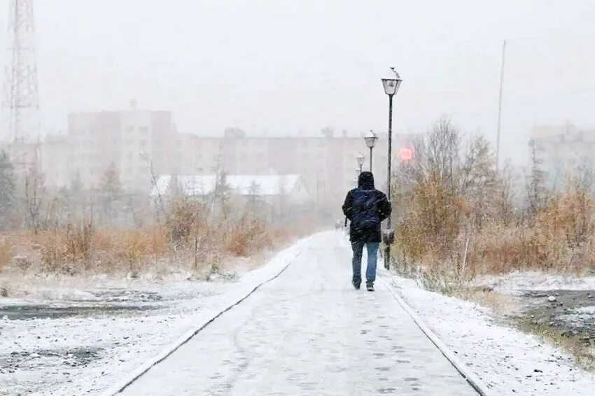 В россии выпадет снег. Холод зимой. Польшу ждет холодная зима. Человек зимой опаздывает. Сильный Мороз ночь.