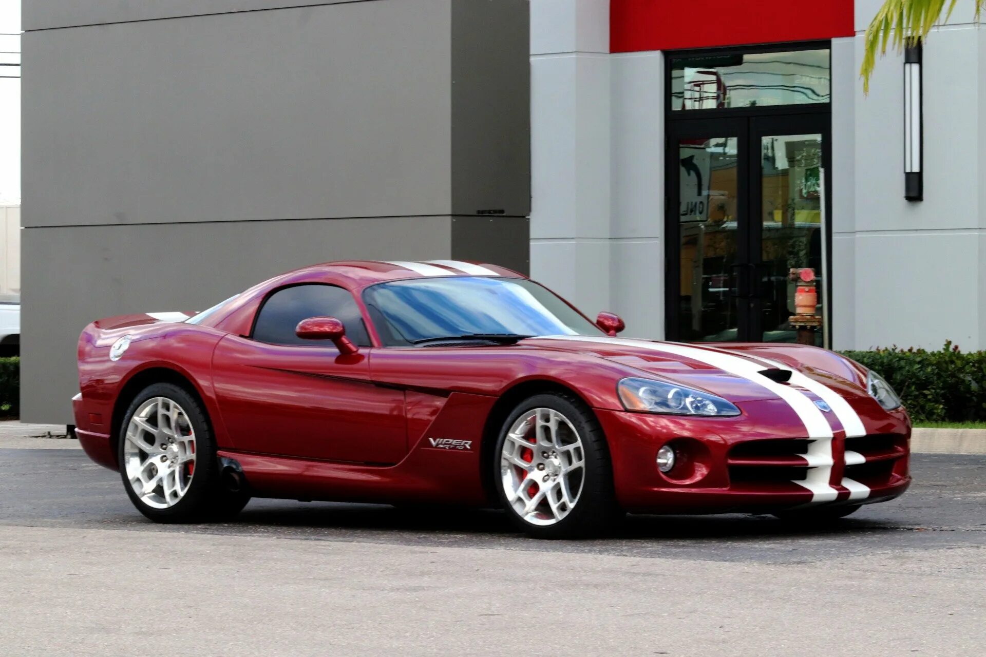 Додж 5 поколение. Dodge Viper srt 10. Dodge Viper srt 10 2008. Додж Вайпер 2003. Додж Вайпер 1 поколения.