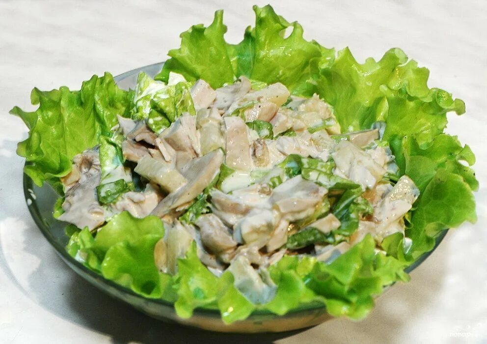 Курица грибы огурец свежий. Салат. Грибной салат. Салат с курицей. Куриный салат с шампиньонами.