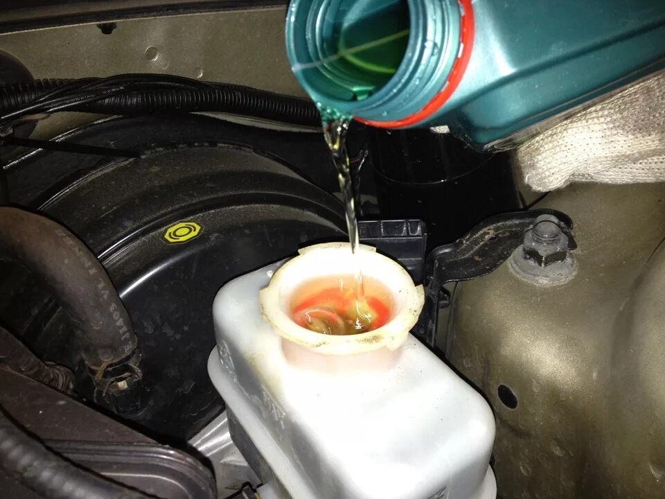 Hyundai Accent долив охлаждающей. Хендай 78 долив тормозной жидкости. Granta доливка тормозной жидкости. Тормозная жидкость бачок Skoda.