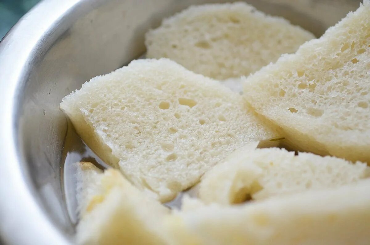 Белый хлеб с молоком рецепт. Хлеб замоченный в воде. Хлеб замоченный в молоке. Хлеб размачивают в воде. Хлеб на молоке.