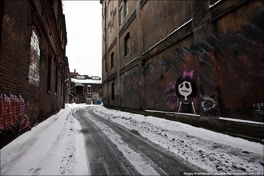 фигура треугольник. красный треугольник для фотошопа. завод красный треугольник 1960. развалины питера завод красный треугольник. красный треугольник плакаты заброшенные.