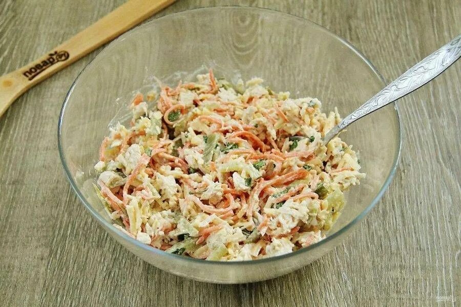 Лисичка салат рецепт курица. Салат лисичка с корейской. Салат лисья нора рецепт. Салат фаттуш с корейской морковью. Салат лисичка с корейской.