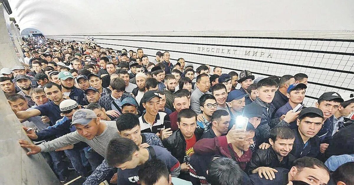 Что теперь будет с мигрантами в россии. Толпа гастарбайтеров. Таджикские мигранты. Толпа мигрантов. Мигранты фото.