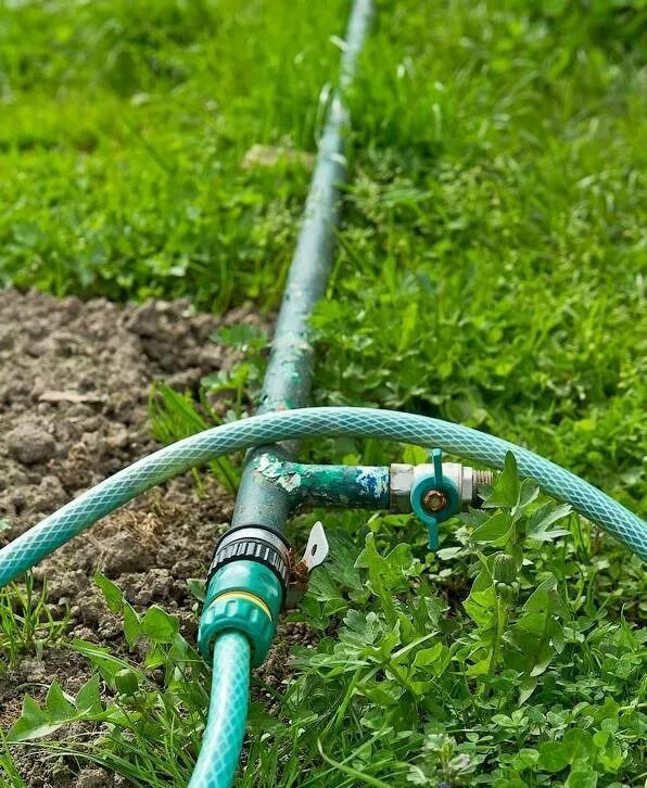 ПНД труба 20 водопровод летний. Дачный водопровод ДВК-25. ПНД труба 32 система полива огорода. Поливочная система для огорода из ПНД труб.