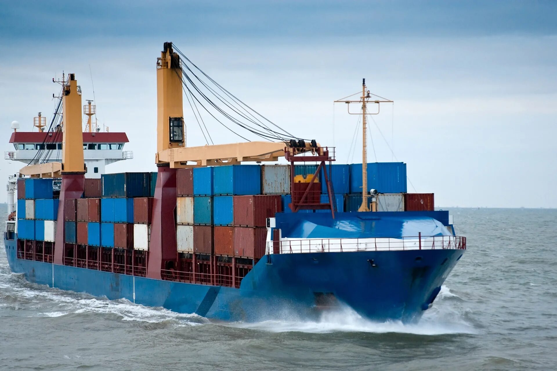 Морской транспорт организация. Морской транспорт. Морской грузовой транспорт. Морские грузовые перевозки. Корабль с контейнерами.