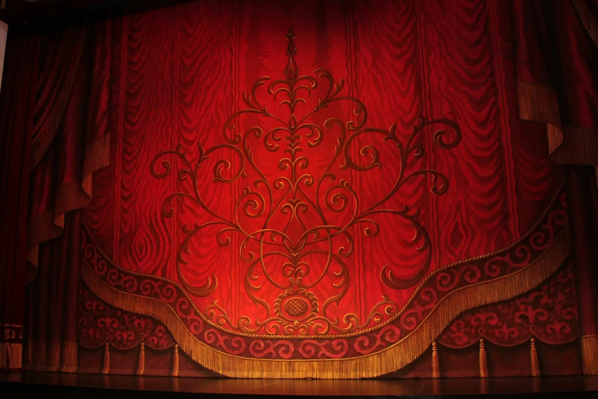 для пошива театрального занавеса. падуга арлекин. одежда сцены. сцена занавес. одежда сцены ламбрекен.