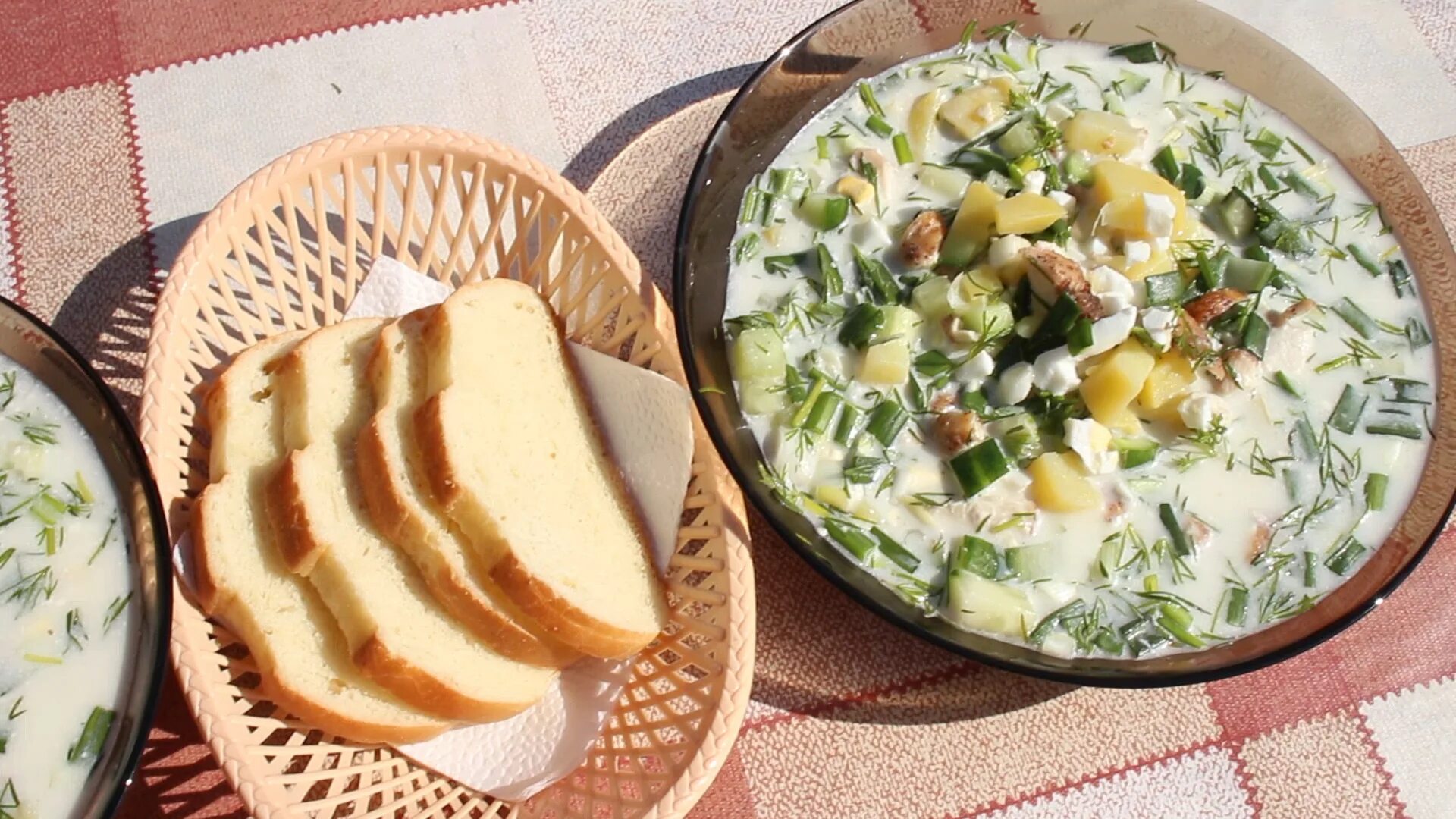 Окрошка с куриным филе. Сыворотка для окрошки. окрошка. окрошка на квасе.