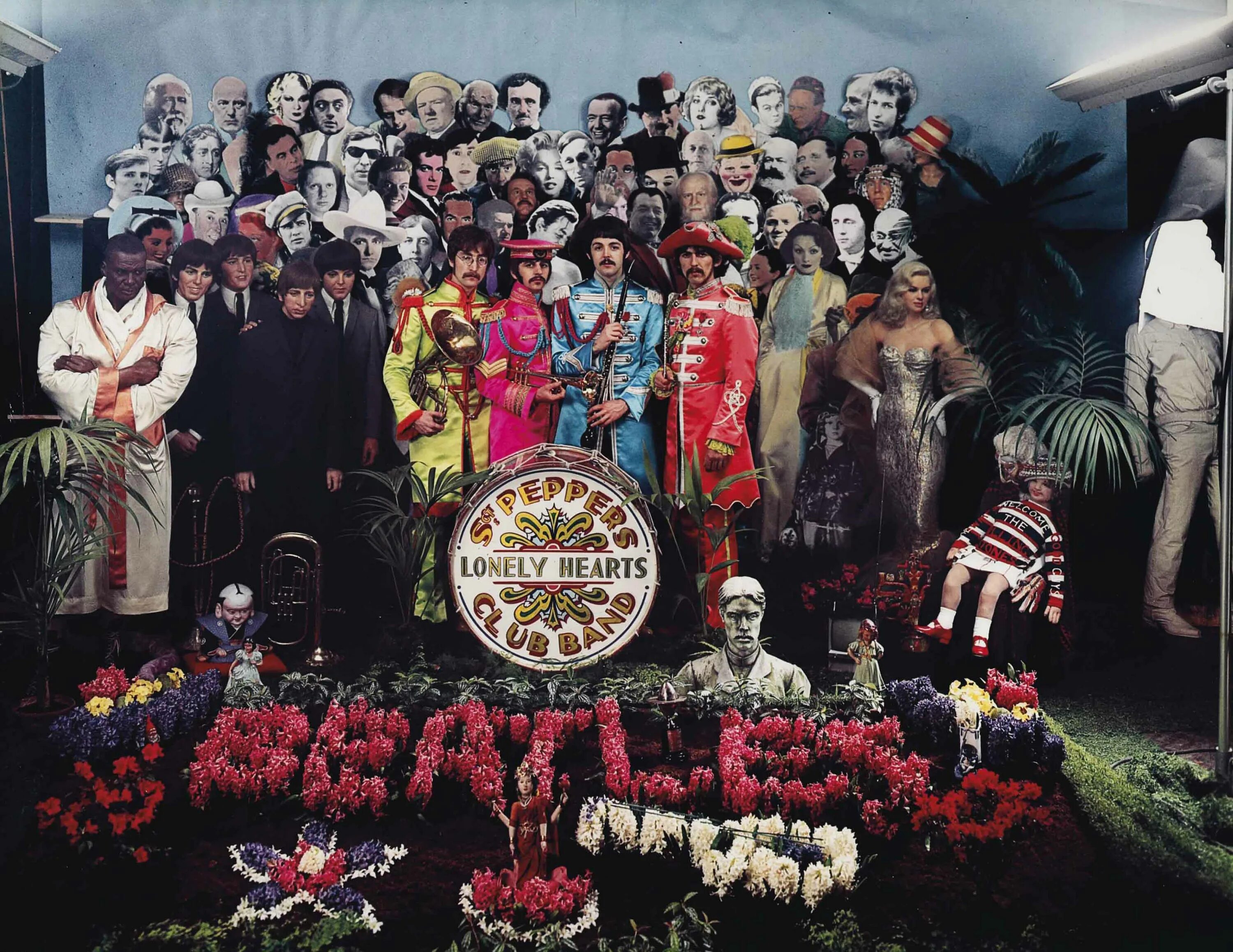 Beatles sgt peppers lonely hearts club. Обложка Битлз сержант Пеппер. Обложка альбома Битлз Sgt Pepper s Lonely Hearts Club Band. Альбом Sgt. Pepper s Lonely Hearts Club Band. Битлз альбомы Sgt Pepper.