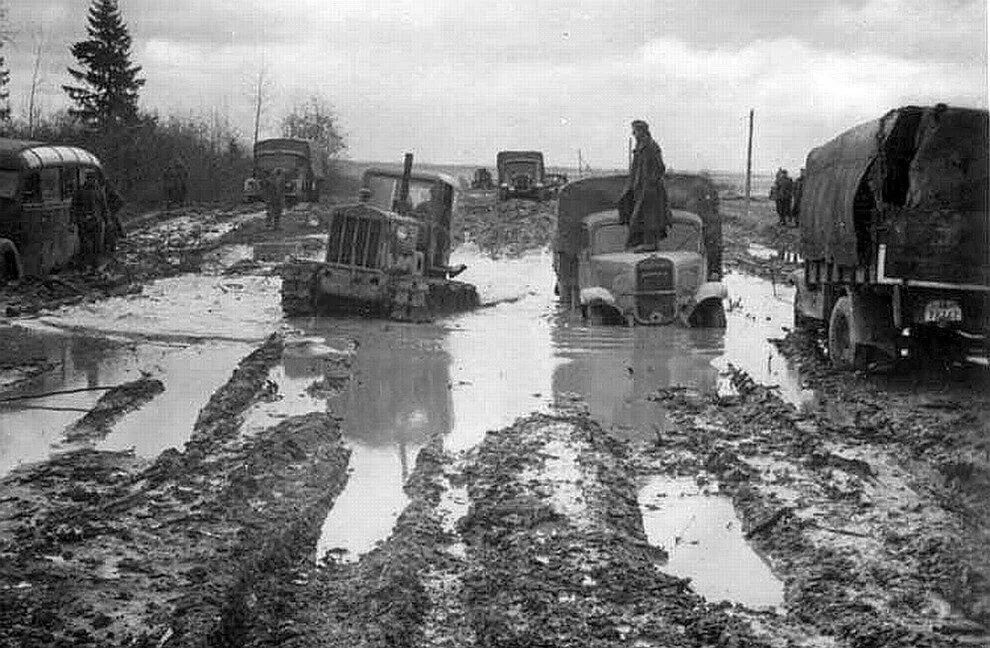 По дорогам военных лет. Октябрь 1941 грязь распутица. Автоколонна советских войск 1941.