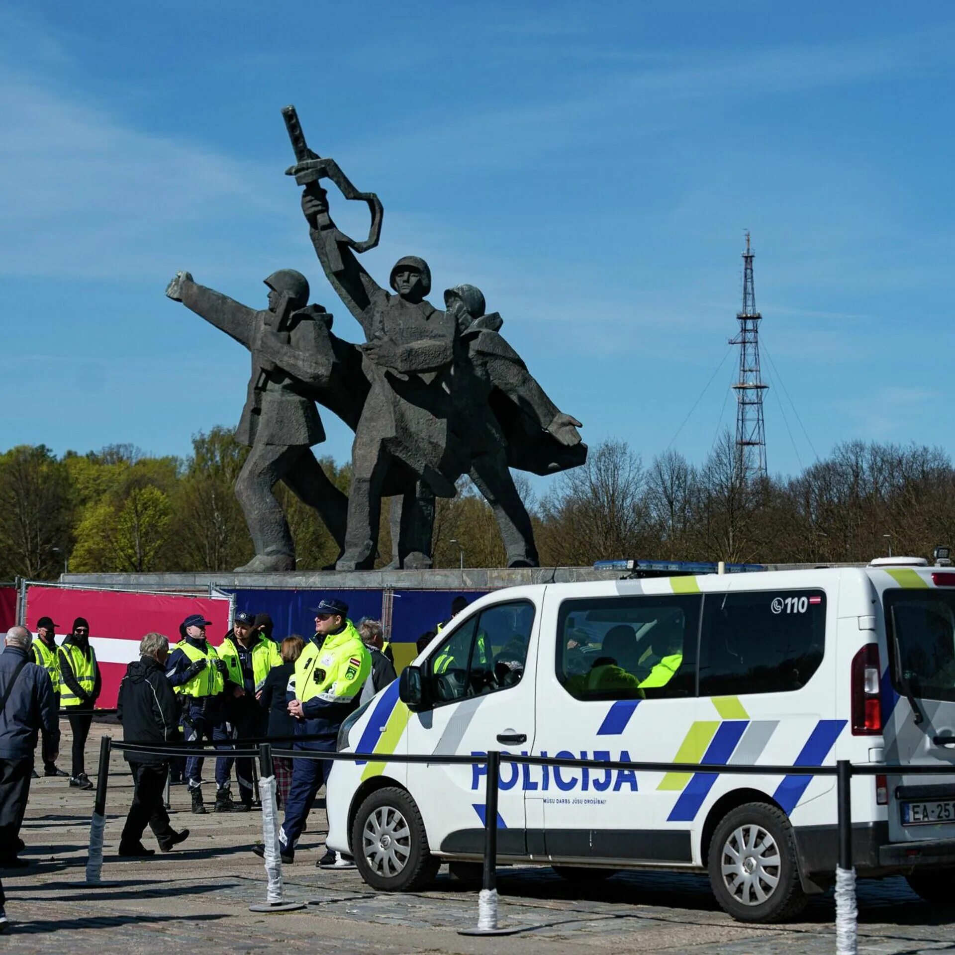 9 мая в латвии. Латвия памятник освободителям. монумент освободителям риги. рига 9 мая 2025. день победы в латвии.