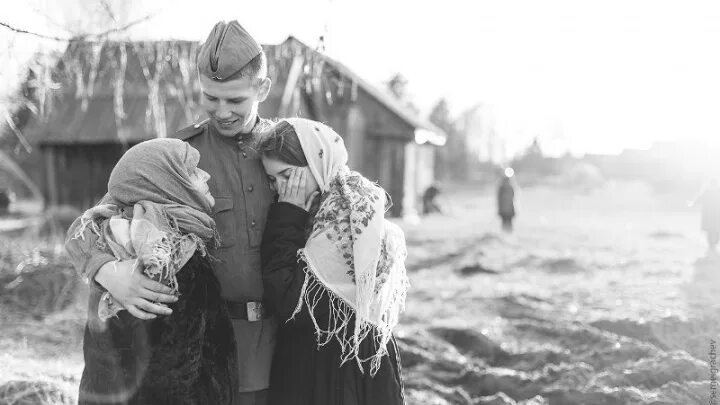 Слушать песню солдат мама мам. Встреча солдата с войны. Солдат вернулся с фронта. Возвращение солдата с войны.