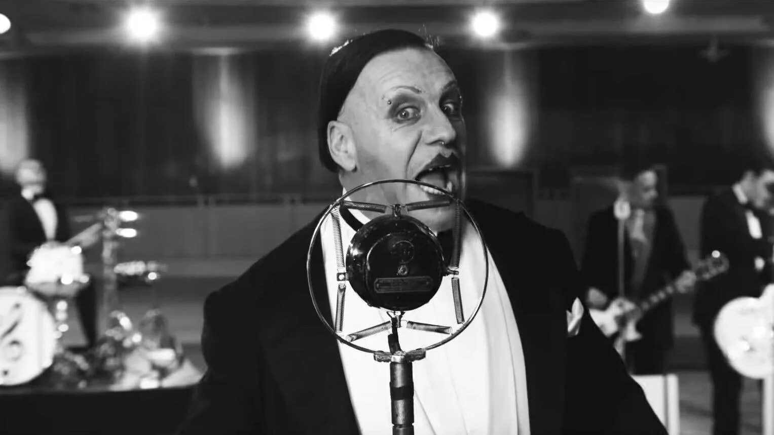 Рамштайн клип с русскими. Тилль Линдеманн. Тилль Линдеманн радио. Rammstein Radio клип. Рамштайн радио клип.
