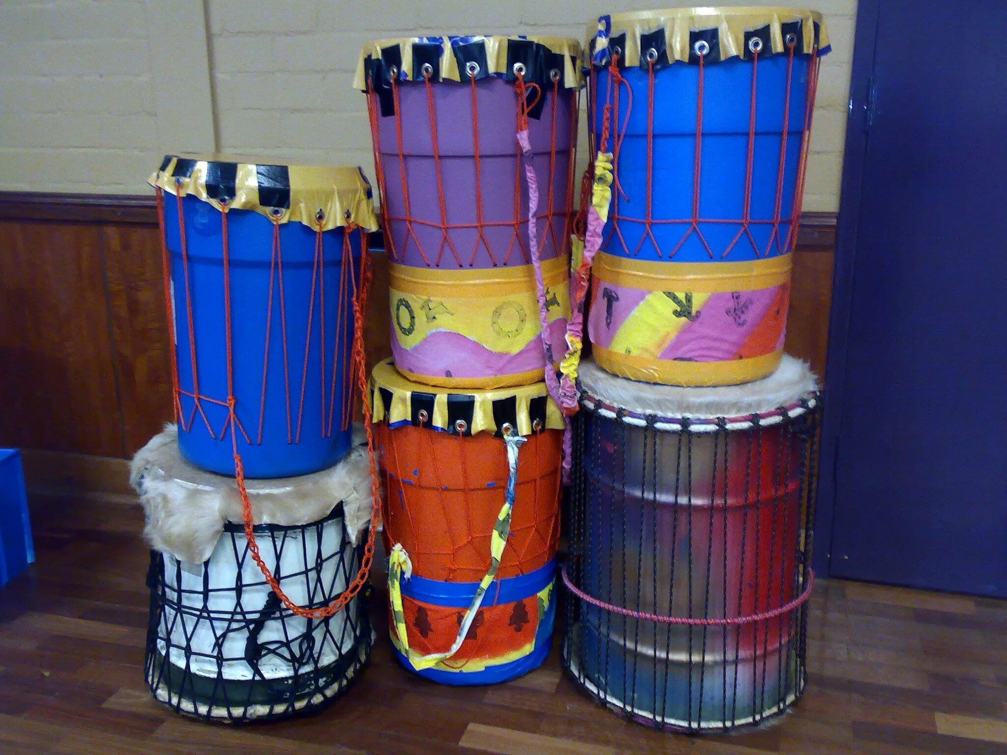 Самодельный барабан. Поделка барабан. Барабан из ведра. Барабан из подручных материалов. Барабаны из консервных банок.