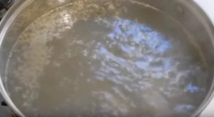 Сварить рассыпчатую перловку на воде в кастрюле. Каша из перловки на воде без замачивания. кипящая вода в скороварке. сколько варится перловка в кипящей воде. как долго варится перловка без замачивания.