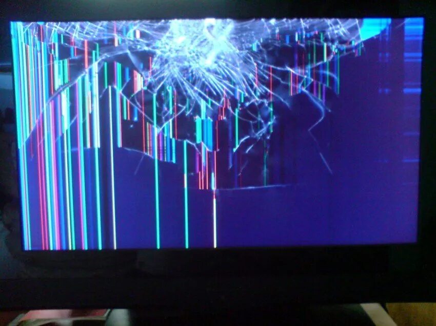 Сломанный телик. Телевизор разбит. Сломанный экран телевизора. Телевизор с разбитым экраном.