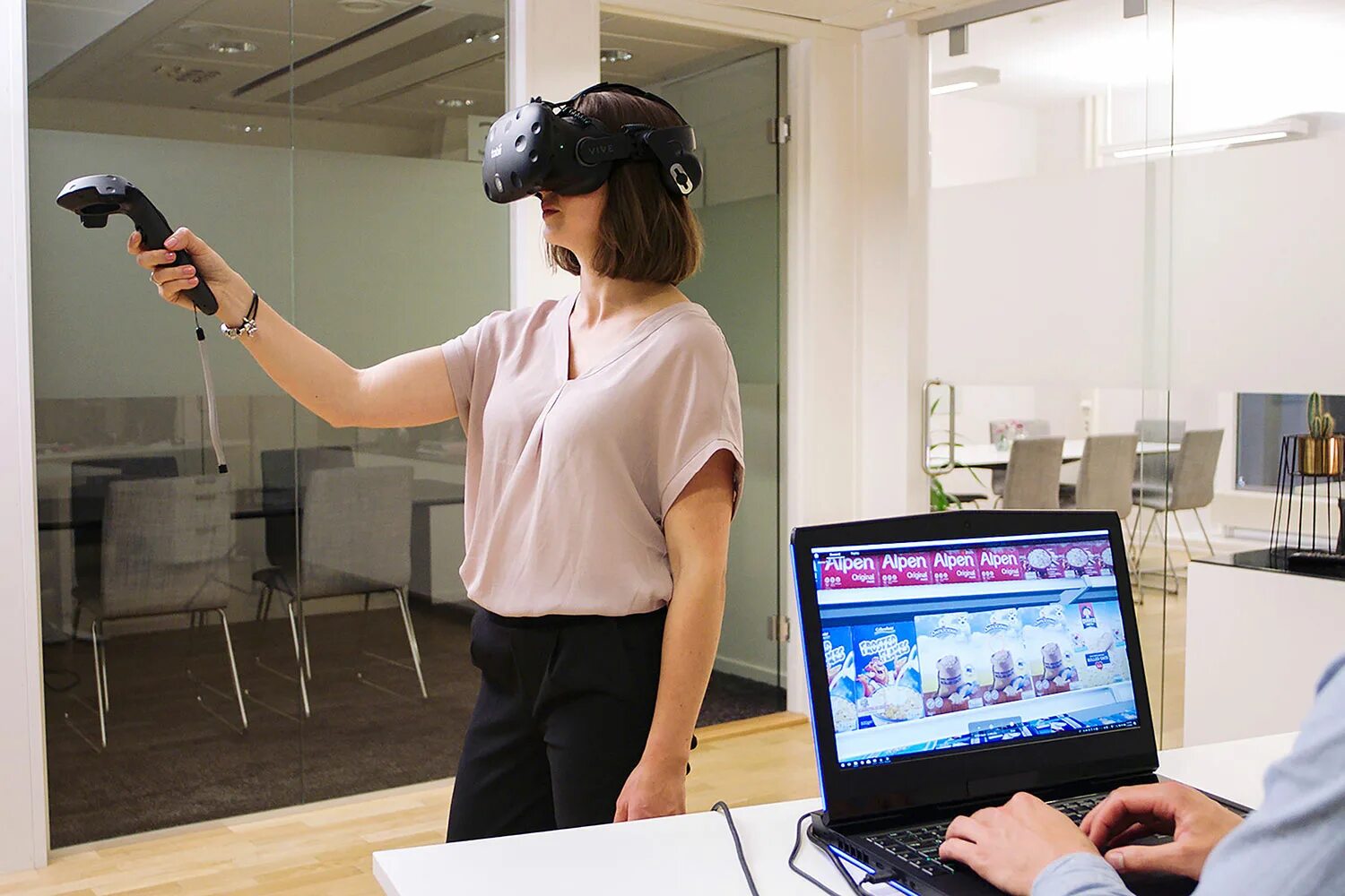 Тестирование VR. Работники VR. Трекинг VR. Virtual reality подготовка персонала.
