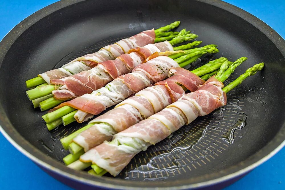 Спаржа обернутая беконом. Сосиски в беконе в духовке. Горячие блюда с беконом. Что можно приготовить с беконом на сковороде. Рулеты с беконом на сковороде.