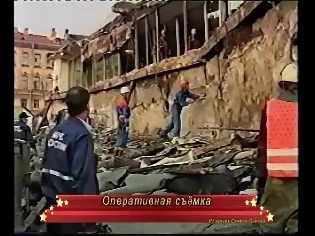 Обрушение козырька на Сенной площади 1999. Сенная площадь обвалился козырек. Сенная площадь метро обрушение козырька. 10 Июня 1999 года Сенная площадь.