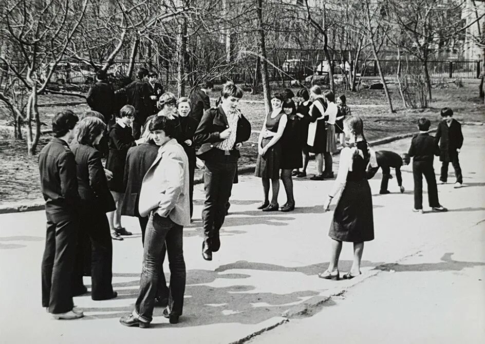 11 апреля 1980 года. Школа ретро Москва. Советские школьники на пляже. Школа 1980 Москва ретро. Школа 282 Москва ретро.