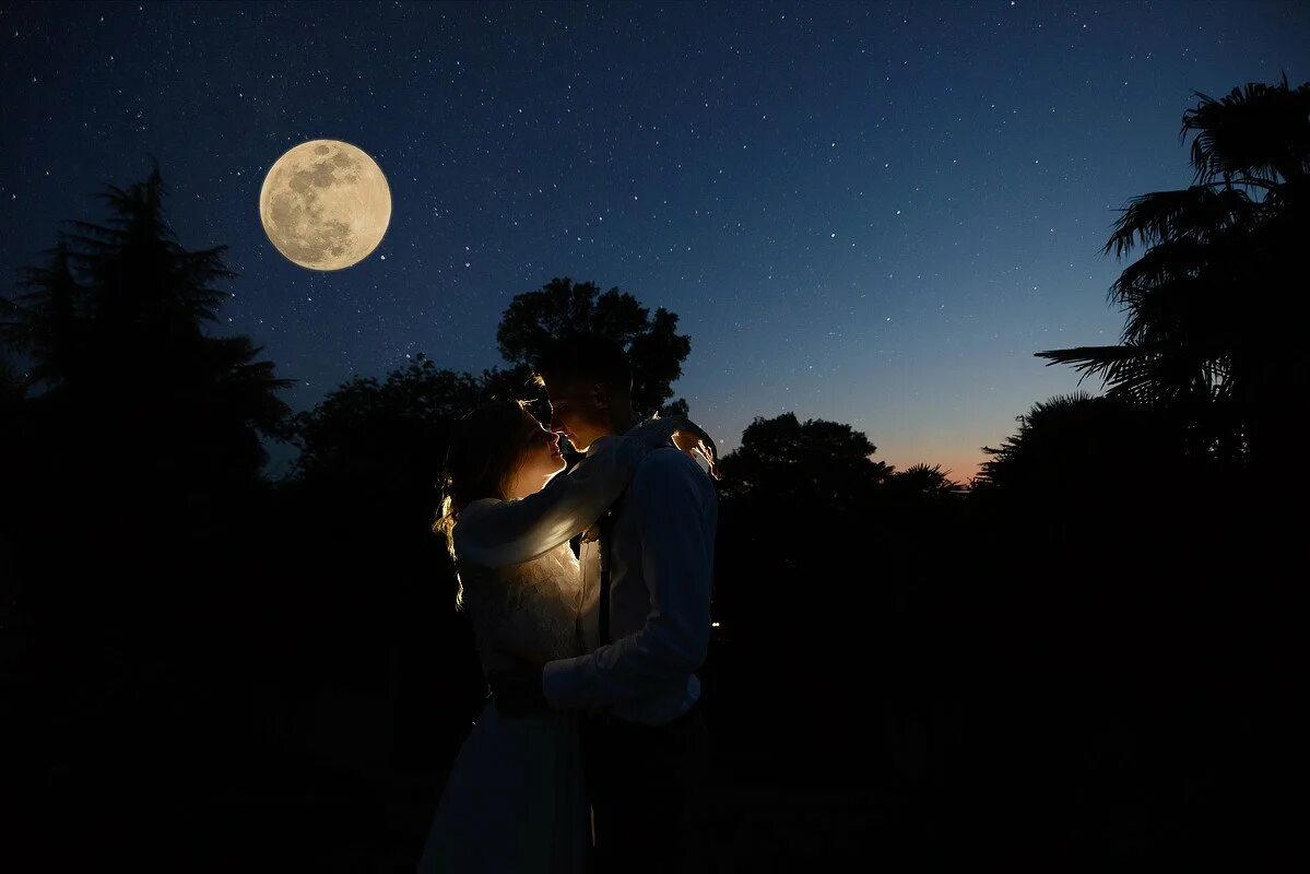 Красивая ночь романтичные картинки. Парень и девушка под луной. Ночь любви. Влюбленные ночью. Ночь романтика.