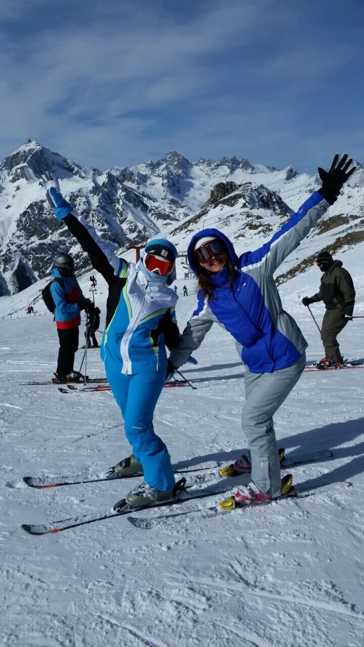 Что делать в домбае зимой. Домбай горнолыжный курорт. Руслан инструктор домбай. Домбай зима. Домбай лыжники.