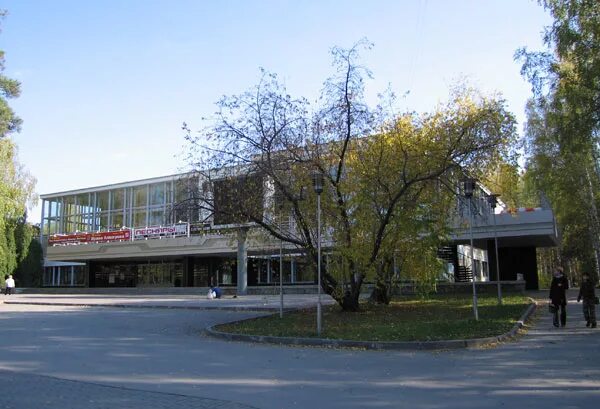 Дом ученых со ран новосибирск. Дом ученых в академгородке. Дом ученых в академгородке. Дом ученых академгородок новосибирск фото. Концертный зал дом ученых со ран новосибирск.