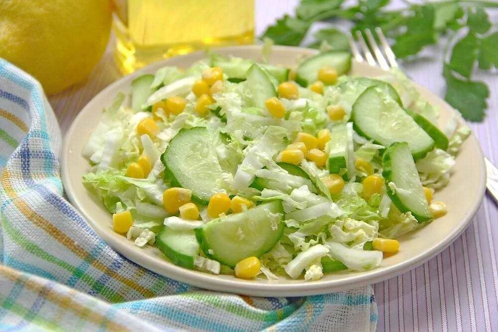 Салат из капусты огурцов кукурузы. Салат с пекинской капустой и кукурузой и огурцом. пекинская капуста с кукурузой и огурцами. салат из пекинской капусты с огурцом и кукурузой и яйцом. пекинская капуста кукуруза.