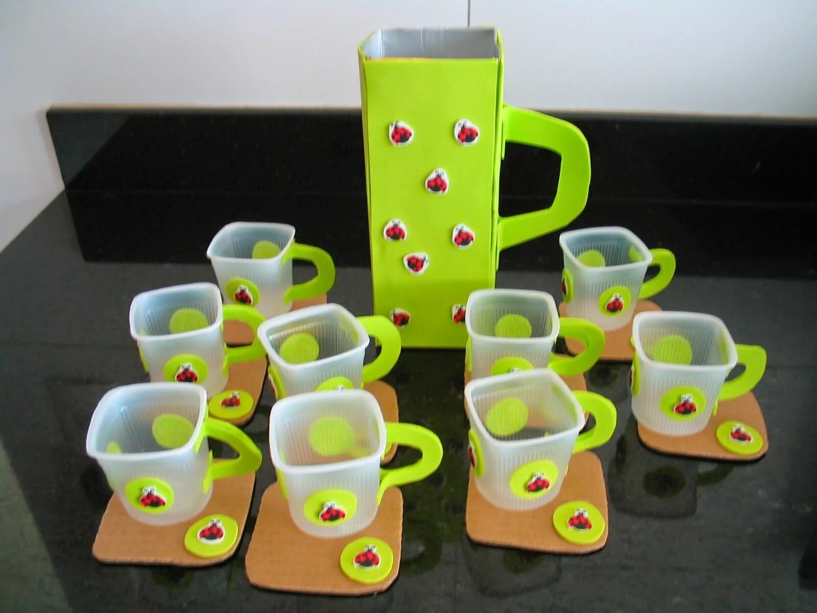 Поделки из стаканчиков йогурта. Что можно сделать из под йогурта. Поделки из стаканчиков от йогурта. Поделки из баночек от йогурта. Поделка из йогуртового стаканчика.