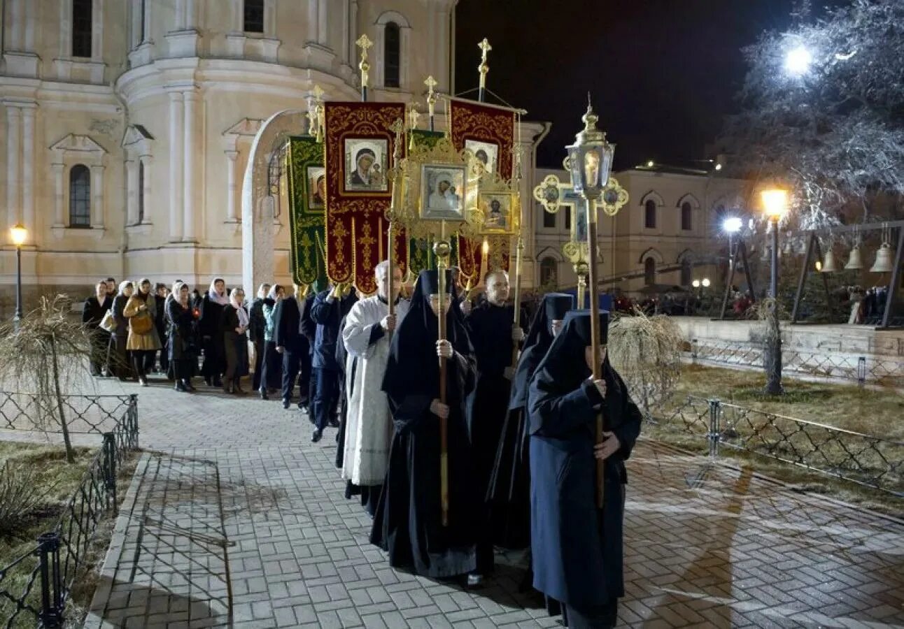 Воскресный священник. Храм Христа Спасителя в Москве крестный ход. Богослужение в храме крестный ход. Крестный ход вокруг храма на Пасху. Пасхальное богослужение крестный ход.