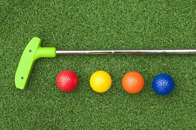 Мячи для мини гольфа. Мячик в лунку. Фишка для мяча для гольфа. Лунка для мини гольфа.