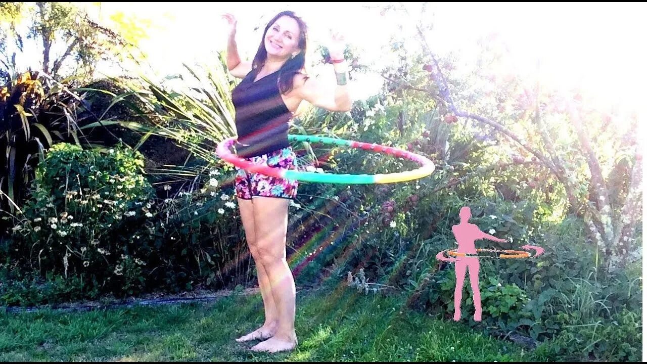 Девушка с обручем. Научить ребенка крутить обруч. Крутить обруч видео. Петуния. Hula hoop.