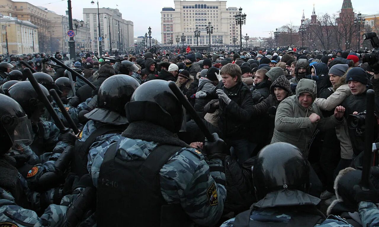 Массовые беспорядки рф. Беспорядки на Манежной площади 2010. Митинг на Манежной площади 2010. Манежная площадь 2010 беспорядки ОМОН. 2010 - Массовые беспорядки в Москве на Манежной площади..