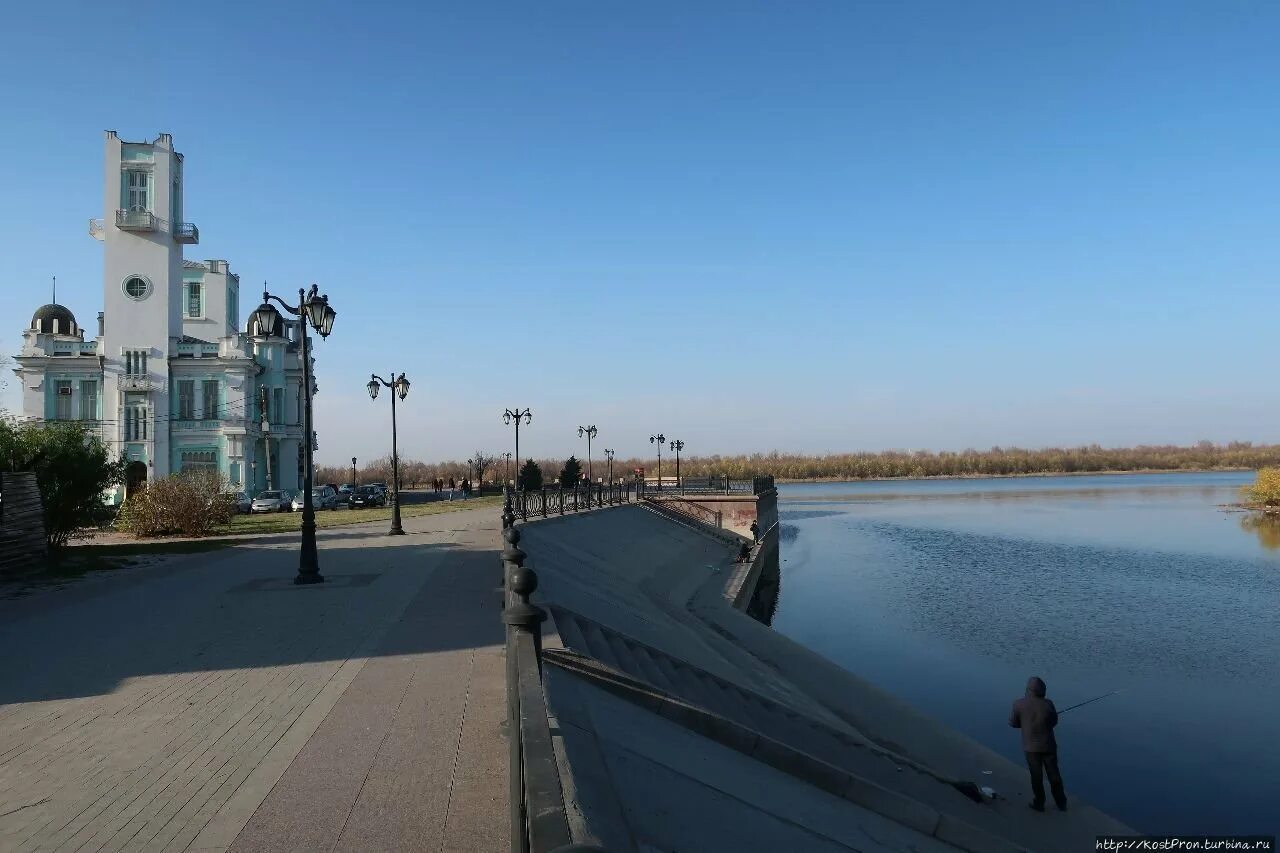 Какие в астрахани места. Городская набережная Астрахань. Астрахань набережная Кремль. Стрелка на набережной Астрахань. Астрахань набережная Волги.