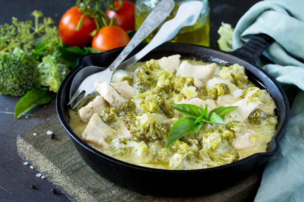 Курица с брокколи в сметане