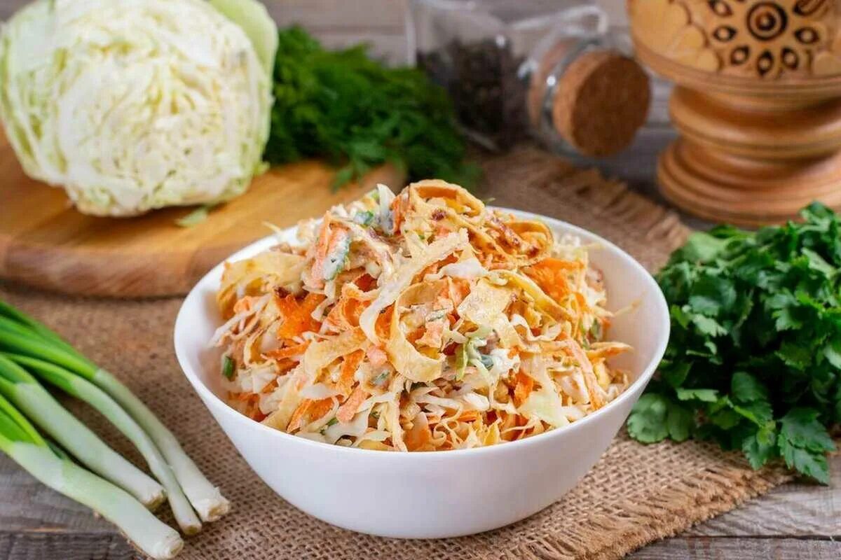 Вкусный капустный. Капустный салат. Салат из белокочанной капусты. Салат с капустой и морковкой. Салат из белокочанной капусты с морковью.