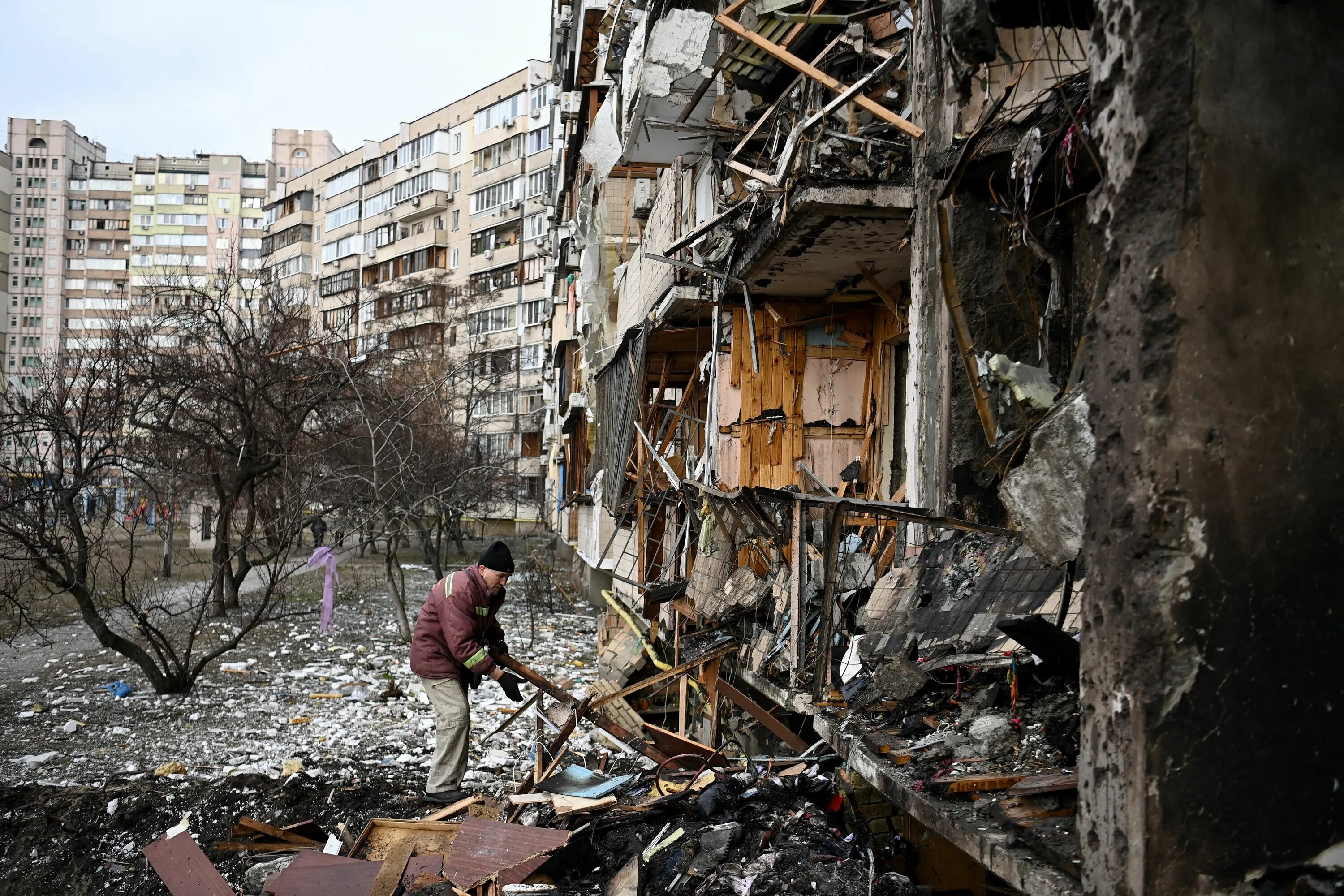 Бомбят жилые дома. Киев бомбят. Надо бомбить украину