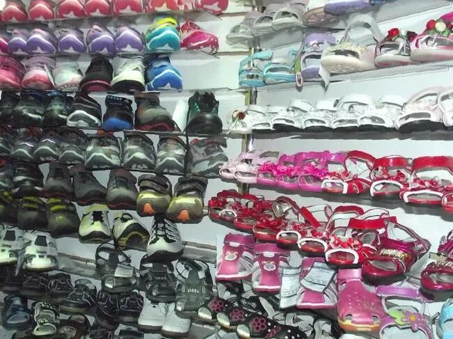 женская обувь на рынке. смешной магазин одежды обуви. обувь пятигорск. обувь вологда магазины. герцена 124 вологда магазин одежды.