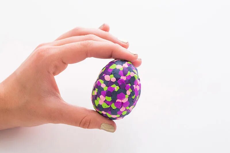 Украшение пасхального яйца пластилином. Яйцо украшенное пластилином. Пасхальное яйцо украшенное пластилином.
