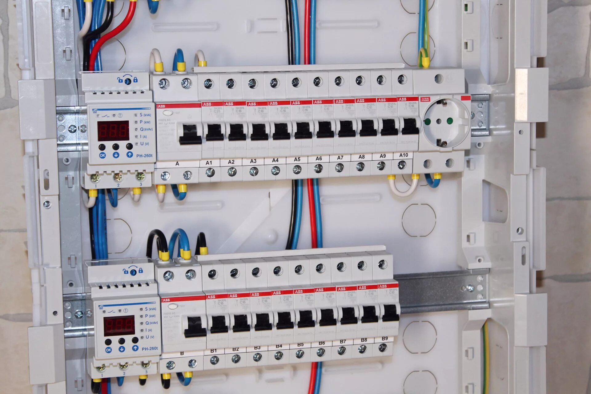 Щит 380 квартирный на Schneider Electric. Электрощит Schneider 100 модулей. Электрощиток ЩР-11. Распределительный электрощит щит электрический. Сборка эл щита