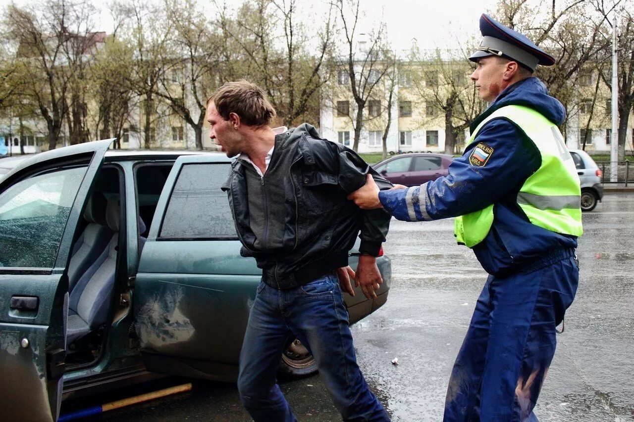 В погоне за преступниками. ДПС И нарушитель. Гаишник на дороге.