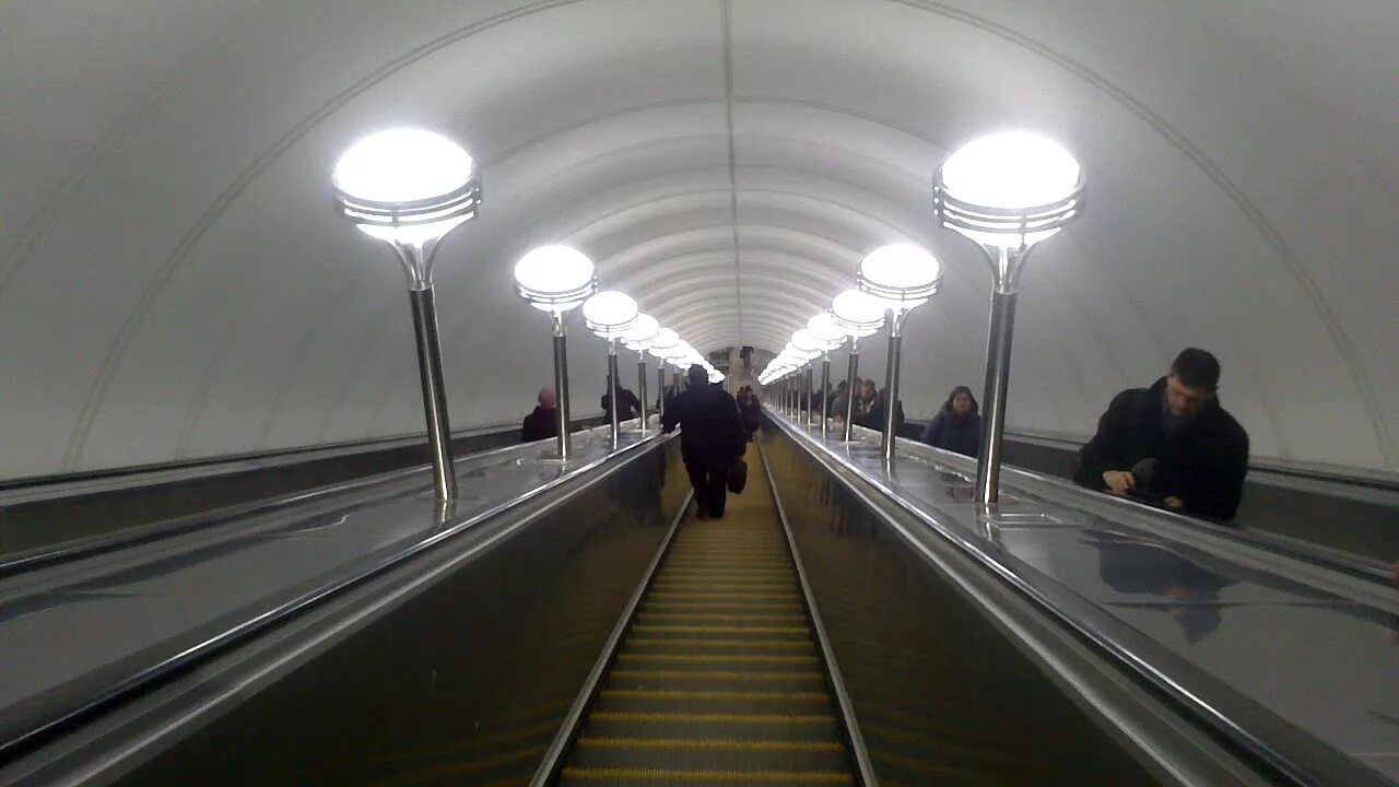 Спуск в метро. Самый длинный спуск в метро в Москве. Московское метро спуск. Метро Селигерская лифт. Включи станцию 2000