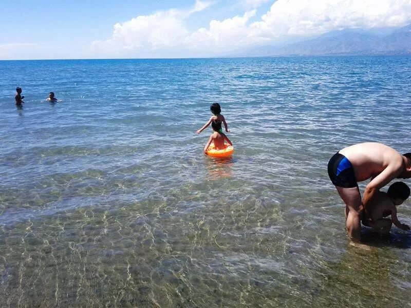 Погода на иссык куле на месяц. Иссык-куль вода. дети на иссык куле. иссык-куль отдохнуть с детьми.